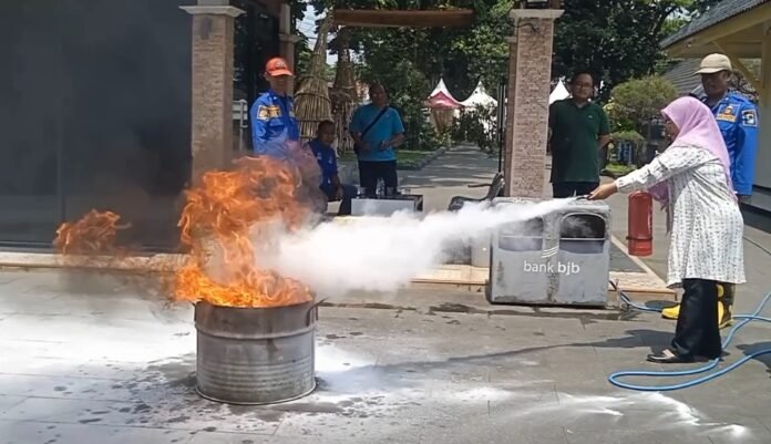 Pegawai Disbudpar Lebak mengikuti simulasi penanggulangan kebakaran (Bantentv.com/ Nano)