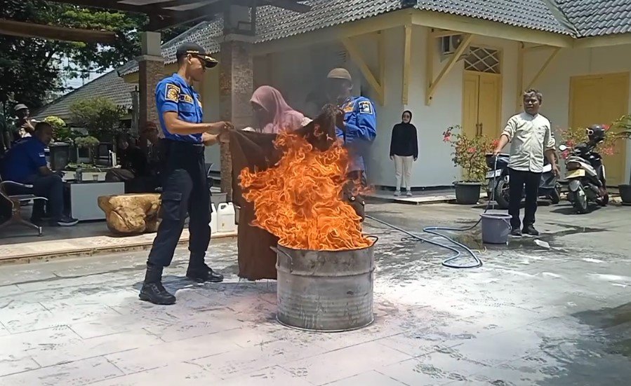 Pegawai Disbudpar Lebak mengikuti simulasi penanggulangan kebakaran (Bantentv.com/ Nano)