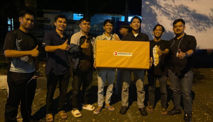 Kelompok Kerja Wartawan (Porwan) Kabupaten Pandeglang bersama Wakil Bupati Pandeglang Iing Andri Supriadi menggelar nonton bareng (nobar) pertandingan sepak bola antara Timnas Indonesia vs Arab Saudi. (Foto : Bantentv.com/Rangga)