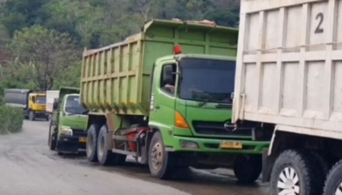 Kemacetan Truk di Jalan Raya Cilegon-Bojonegara