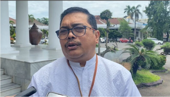 Kepala Dinas Pemberdayaan Masyarakat Desa (DPMD) Kabupaten Serang Rudi Suhartanto saat menyampaikan dana Desa Petir dibawa kabur (Foto : Bantentv.com/Riki Pratama)