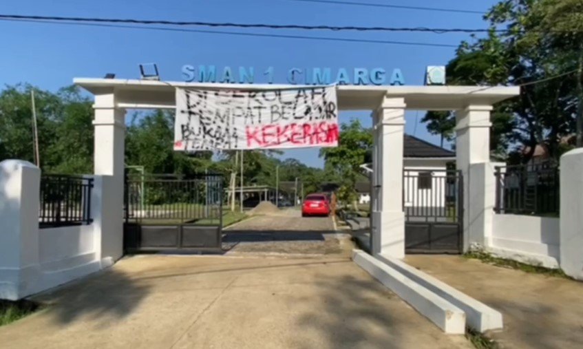 Aksi mogok sekolah oleh ratusan siswa SMAN 1 Cimarga (Bantentv.com/ Nano)