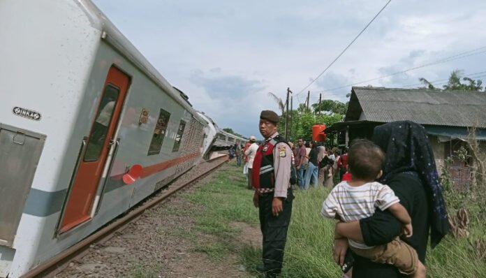 Kereta Purwojaya Anjlok Kereta Purwojaya relasi Gambir–Kroya mengalami anjlok di Emplasemen Stasiun Kedunggedeh, Kabupaten Bekasi, Sabtu, 25 Oktober 2025.