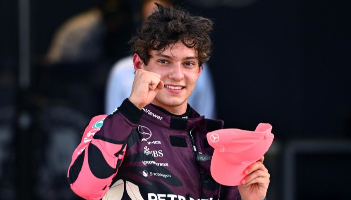 Kimi Antonelli resmi bertahan hingga musim 2026. (X/ @MercedesF1_Hub)