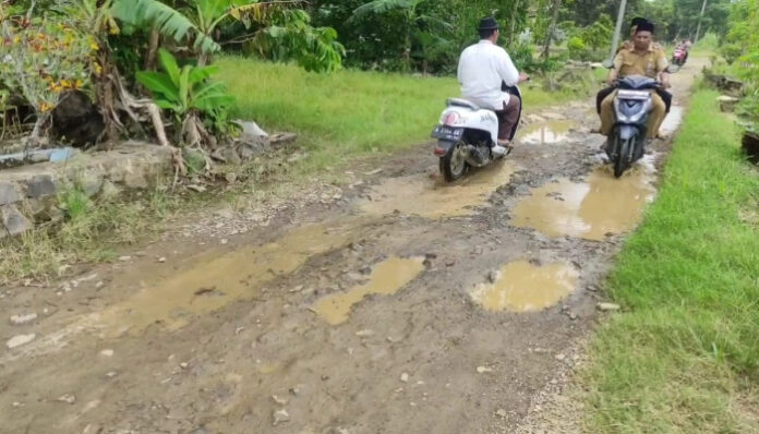 Kondisi Jalan penghubung antara Desa Bojen dan Desa Kuta Mekar, Kecamatan Sobang, Kabupaten Pandeglang yang rusak