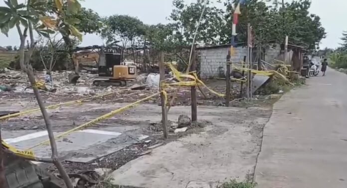 Kawasan sekitar PT PMT yang telah diberi tanda larangan dan dipasangi garis kuning sebagai pembatas akibat paparan radioaktif (Bantentv.com/ Imron)