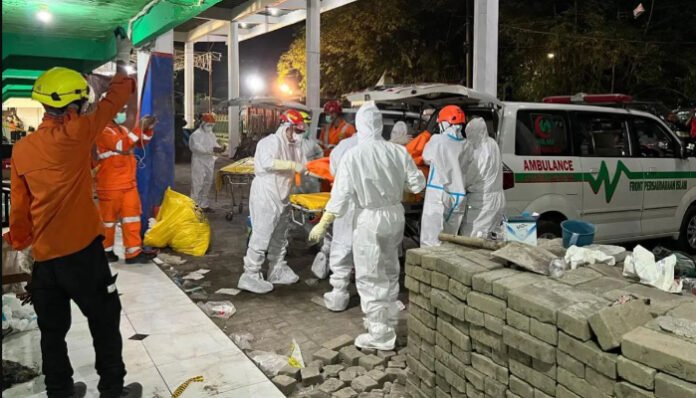 Petugas gabungan tengah mengevakuasi korban dari reruntuhan bangunan Pondok Pesantren Al Khoziny, Sidoarjo.