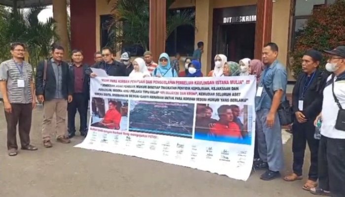 Koordinator korban penipuan tanah kavling, Candra Darwis. (Foto: Bantentv.com)
Puluhan korban kasus penipuan tanah kavling Istana Mulia mendatangi Mapolda Banten, Senin, 6 Oktober 2025. (Foto: Bantentv.com)