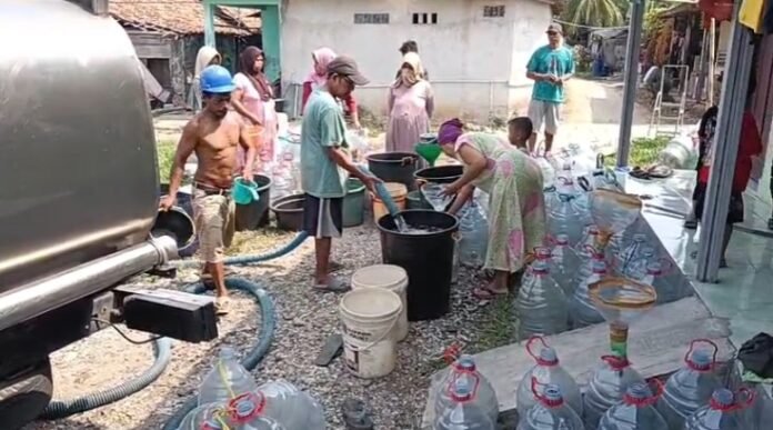 Puluhan warga Kampung Combrang, Desa Nambo Udik, Kecamatan Cikande, Kabupaten Serang, masih menghadapi krisis air selama setahun terakhir (Bantentv.com/ Imron)