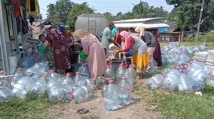 Puluhan warga Kampung Combrang, Desa Nambo Udik, Kecamatan Cikande, Kabupaten Serang, masih menghadapi krisis air selama setahun terakhir (Bantentv.com/ Imron)