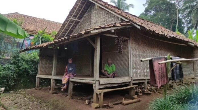 Sepasang Lansia di Pandeglang Bertahan Hidup di Rumah Tak Layak Huni (Bantentv.com/ Rangga)