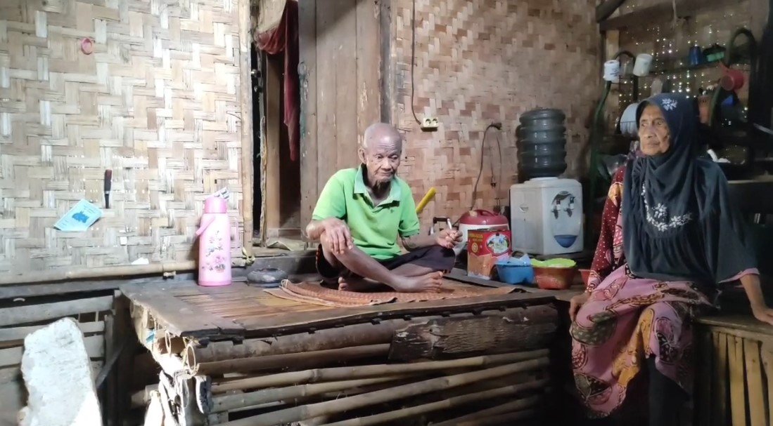 Sepasang Lansia di Pandeglang Bertahan Hidup di Rumah Tak Layak Huni (Bantentv.com/ Rangga)