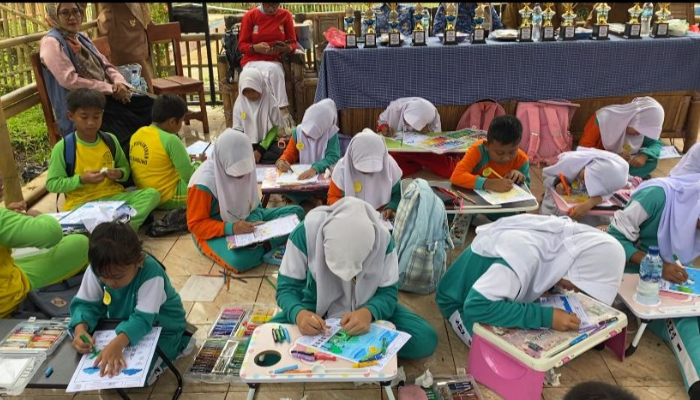 Pemerintah Desa Pangawinan, Kecamatan Bandung, Kabupaten Serang, menggelar lomba mewarnai dalam rangka memperingati Hari Sumpah Pemuda, Selasa, 28 Oktober 2025. (Foto: Bantentv.com)