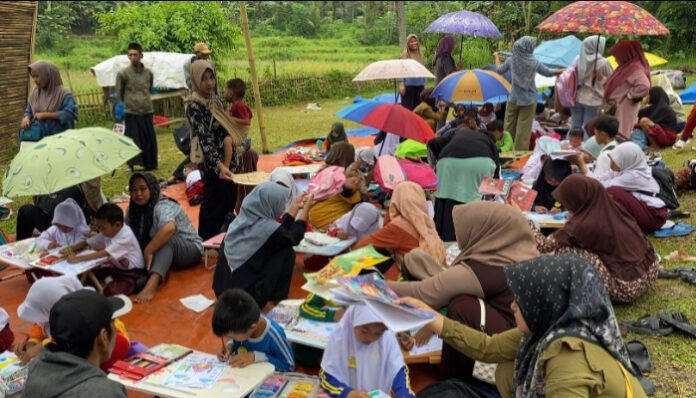 Pemerintah Desa Pangawinan, Kecamatan Bandung, Kabupaten Serang, menggelar lomba mewarnai dalam rangka memperingati Hari Sumpah Pemuda, Selasa, 28 Oktober 2025.