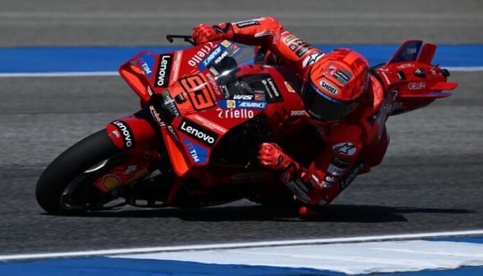 Marc marquez Menunggangi Ducati Desmosedici GP25.