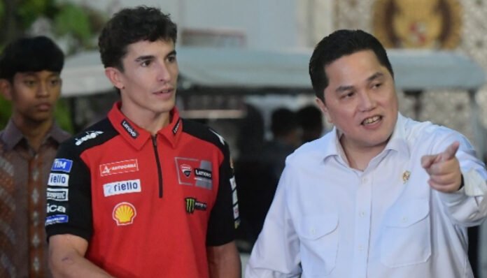 Juara dunia MotoGP 2025, Marc Marquez didampingi Erick Thohir usai bertemu Presiden Prabowo Subianto di Istana Kepresidenan, Jakarta, Selasa, 30 September 2025.