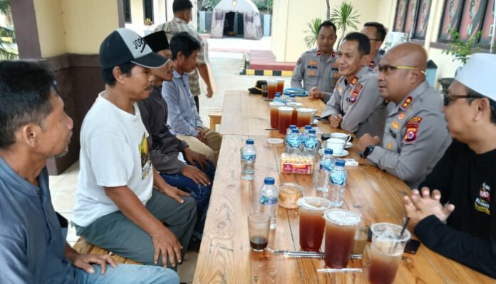 Kapolres Serang, AKBP Condro Sasongko, mediasi kasus kecelakaan lalu lintas di Mapolsek Cikande, Rabu, 1 Oktober 2025.