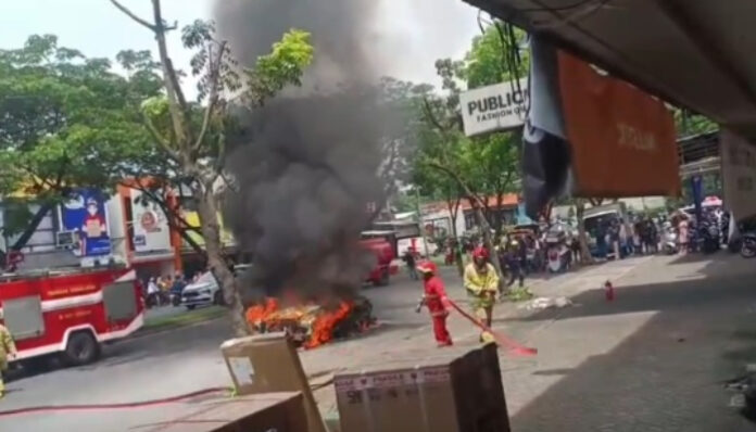 Minibus Antik Ludes Terbakar di Tangerang Selatan