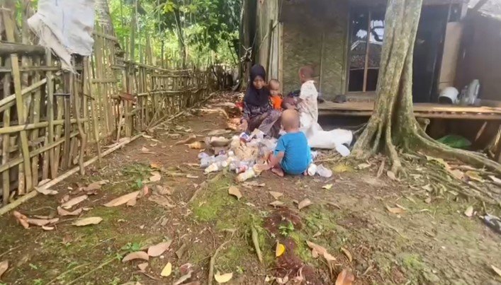 Satu keluarga tinggal di rumah reyot  di Kampung Hambur, Desa Cigoong Utara, Kecamatan Cikulur, Kabupaten Lebak (Bantentv.com/ Nano)