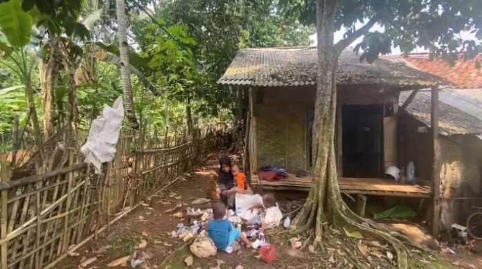 Satu keluarga tinggal di rumah reyot  di Kampung Hambur, Desa Cigoong Utara, Kecamatan Cikulur, Kabupaten Lebak (Bantentv.com/ Nano)