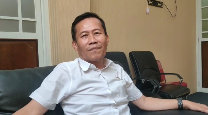 Ketua DPRD Kota Serang, Muji Rohman, saat menyatakan kiriman surat kepada BGN mewakili para wali murid SDIT Al-Izzah (Bantentv.com/ Jaya)