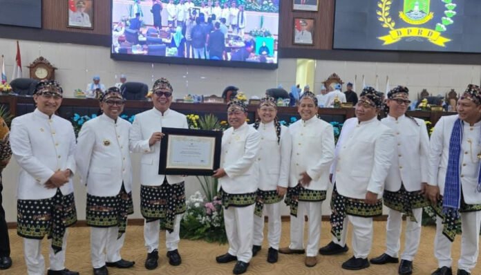 Muhsinin Raih Penghargaan Anggota DPRD Teladan.