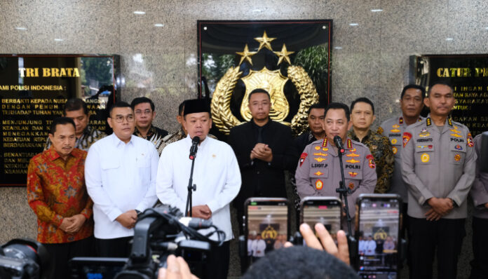 Menteri ATR/Kepala BPN Nusron Wahid saat menerangkan kinerja penanganan konflik pertanahan kepada wartawan, Jumat, 24 Oktober 2025.