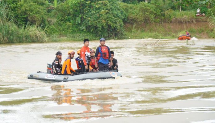 Proses Pencarian dua bocah yang hilang akibat terseret arus sungai Ciliman Pandeglang