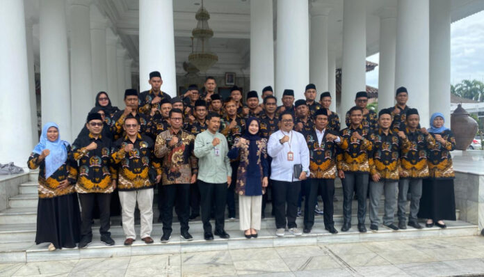 Bupati Serang Ratu Rachmat Tatu Atikah berfoto bersama pengurus Persatuan Anggota Badan Permusyawaratan Desa Seluruh Indonesia (PABPDSI) Kabupaten Serang usai audiensi di Pendopo Bupati Serang, Kamis, 24 Oktober 2025.