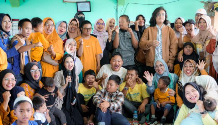 Ketua TP PKK Provinsi Banten, Tinawati Andra Soni, berfoto bersama anak-anak penyandang Down Syndrome dan para orang tua yang tergabung dalam POTADS Banten.