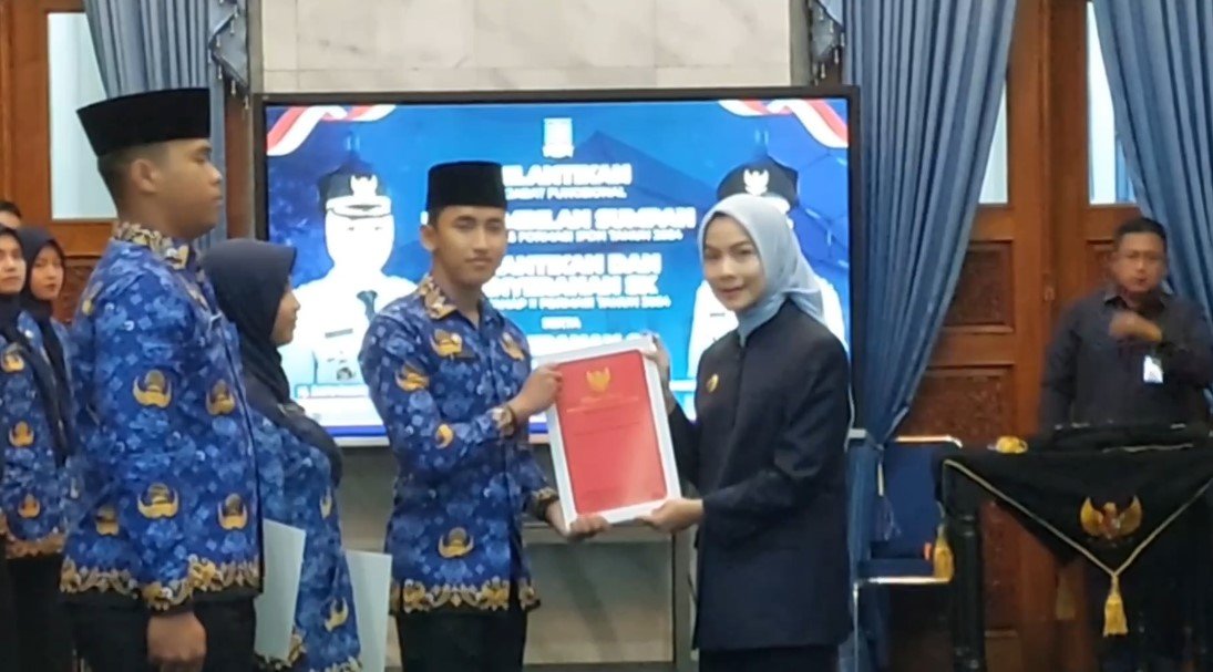 Bupati Ratu Rachmatuzakiyah melantik puluhan ASN pada Rabu, 15 Oktober 2025 (Bantentv.com/ Riki)