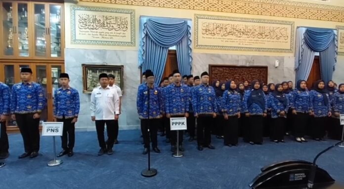 Bupati Ratu Rachmatuzakiyah melantik puluhan ASN pada Rabu, 15 Oktober 2025 (Bantentv.com/ Riki)