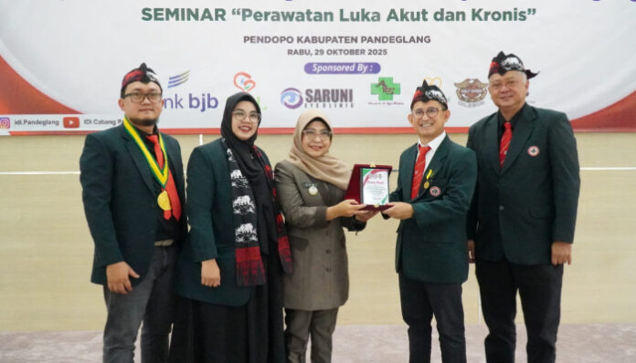 Bupati Pandeglang, Raden Dewi Setiani, menghadiri pelantikan Pengurus Ikatan Dokter Indonesia (IDI) Cabang Pandeglang periode 2025–2028