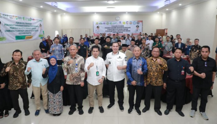 Wali Kota Serang Budi Rustandi berfoto bersama usai penandatanganan MoU dengan lembaga Filantropi Islam dan Perguruan Tinggi, di Hotel Wisata Baru, Jumat, 3 September 2025.