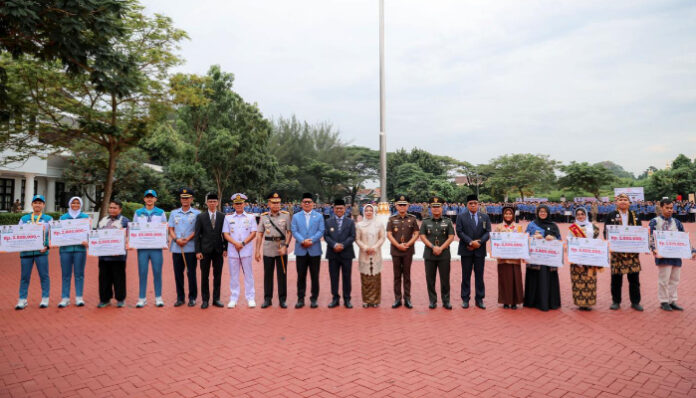 Gubernur Banten Andra Soni berfoto bersama pemuda berprestasi yang mengharumkan nama daerah dan bangsa di kancah nasional hingga internasional.