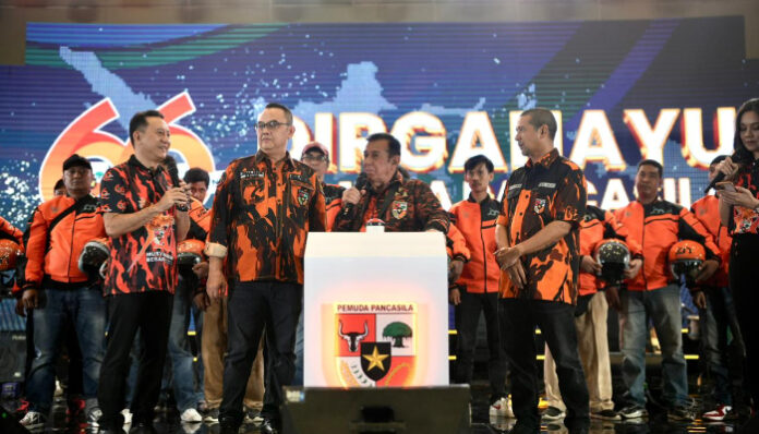 Ketua Umum MPN Pemuda Pancasila KPH Japto S. Soerjosoemarno (tengah) bersama jajaran pengurus saat meluncurkan JAM Center Indonesia dalam rangkaian Mubes XI Pemuda Pancasila di Jakarta, 26–28 Oktober 2025.