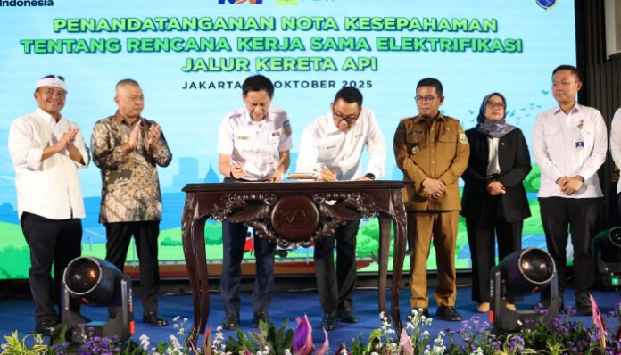 Penandatanganan Nota Kesepahaman tentang Rencana Kerja Sama Elektrifikasi Jalur Kereta Api di Jakarta Railway Center, Jalan Ir Juanda 1B No. 8, Gambir, Jakarta, Senin, 20 Oktober 2025