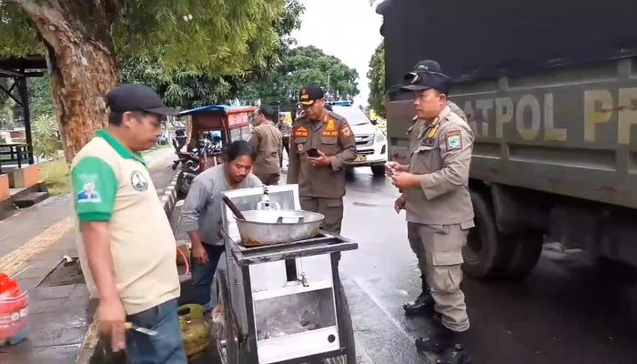 Pedagang Kaki Lima (PKL) ditertibkan petugas Satpol PP Pandeglang