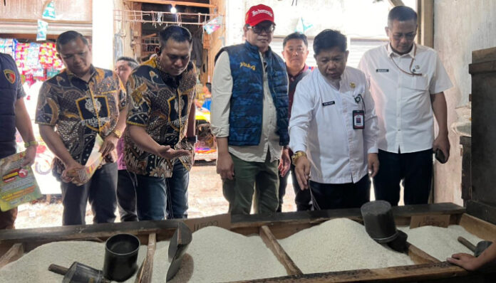 Polda Banten bersama Satgas Pangan dan dinas terkait melakukan pengecekan harga serta ketersediaan stok beras, Jumat, 24 Oktober 2025.