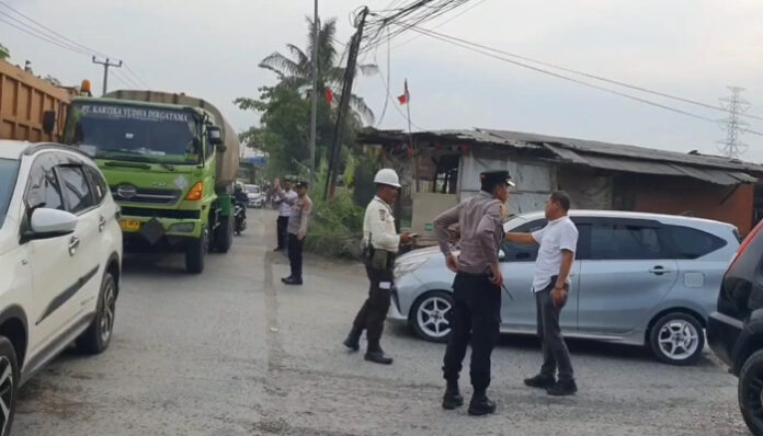 Polisi hadang truk tambang (Banten TV)