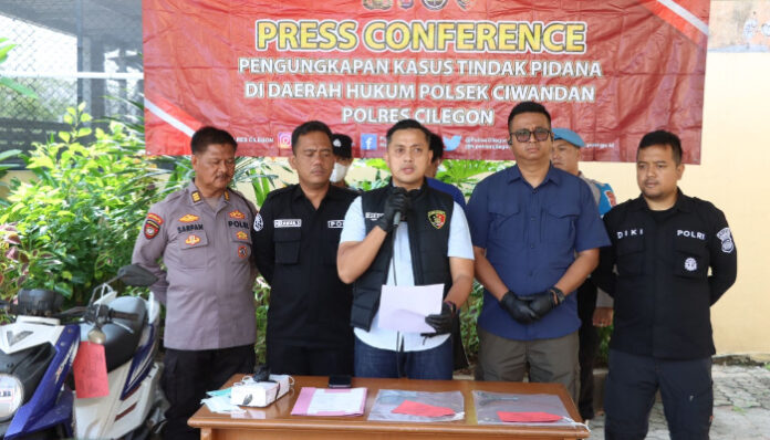 Unit Reskrim Polsek Ciwandan Polres Cilegon saat menggelar konferensi pers pengungkapan kasus pencurian kendaraan bermotor (curanmor) yang berhasil diungkap di wilayah hukumnya, Jumat,17 Oktober 2025.