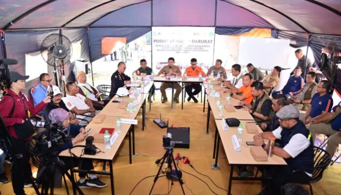Kepala BNPB Suharyanto memimpin rakor penanganan darurat pasca insiden ambruknya Bangunan Musala Al Khoziny.