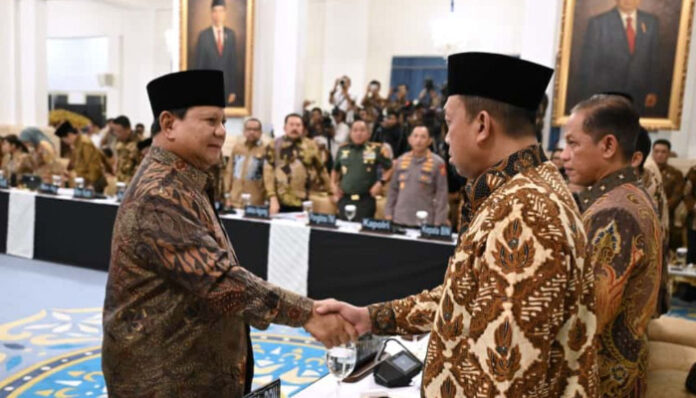 Presiden Prabowo Subianto berjabat tangan dengan Menteri ATR/BP) Nusron Wahid sebelum Sidang Kabinet Paripurna di Istana Negara, Jakarta, Senin, 20 Oktober 2025.