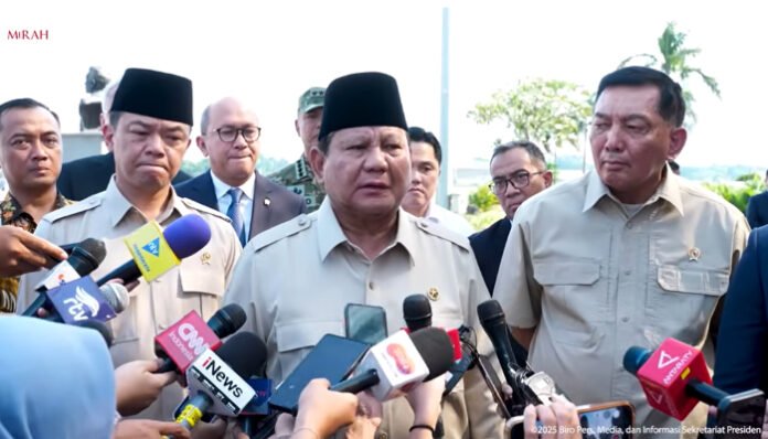 Presiden Republik Indonesia Prabowo Subianto memberikan keterangan pers setibanya di Bandara Halim Perdanakusuma, Jakarta, Selasa (14/10/2025), usai menghadiri Konferensi Tingkat Tinggi (KTT) Sharm El-Sheikh di Mesir. Dalam pernyataannya, Presiden menegaskan kesiapan Indonesia mengirim pasukan perdamaian ke Gaza.