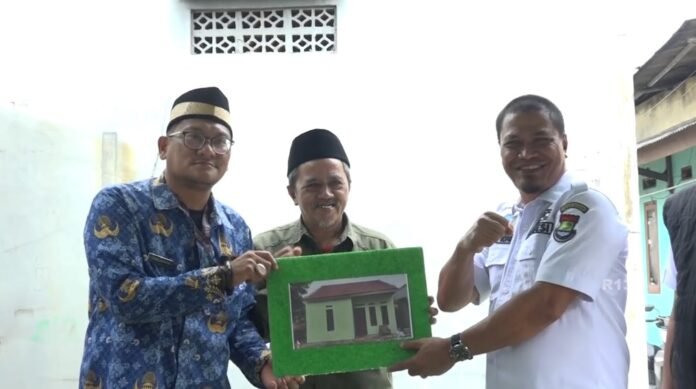 Serah terima kunci bantuan RTLH digelar di Desa Bitung Jaya, Kecamatan Cikupa, pada Kamis, 2 Oktober 2025 (Bantentv.com)
