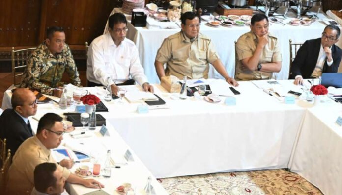 Presiden Prabowo Subianto memimpin rapat terbatas bersama jajaran kabinet Merah Putih di Kertanegara, Jakarta, pada Kamis, 16 Oktober 2025.