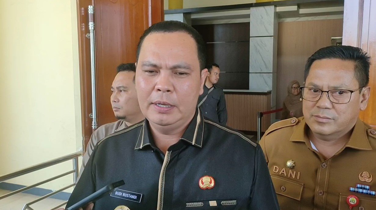 Wali Kota Serang, Budi Rustandi usai kegiatan Persetujuan Rancangan Peraturan Daerah (Raperda) dalam rapat paripurna yang digelar pada Selasa siang, 14 Oktober 2025 (Bantentv.com/ Hendra)