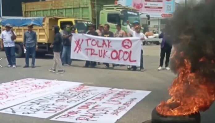 Ratusan Massa Blokade Perbatasan Serang–Cilegon