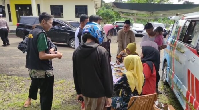 Warga Pandeglang sedang mengurus Pajak Kendaraan Bermotor.