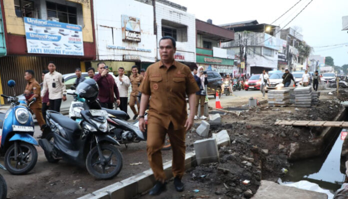 Wali Kota Serang, Budi Rustandi, turun langsung melakukan inspeksi mendadak (sidak), revitalisasi kawasan Royal, Selasa, 21 Oktober 2025.